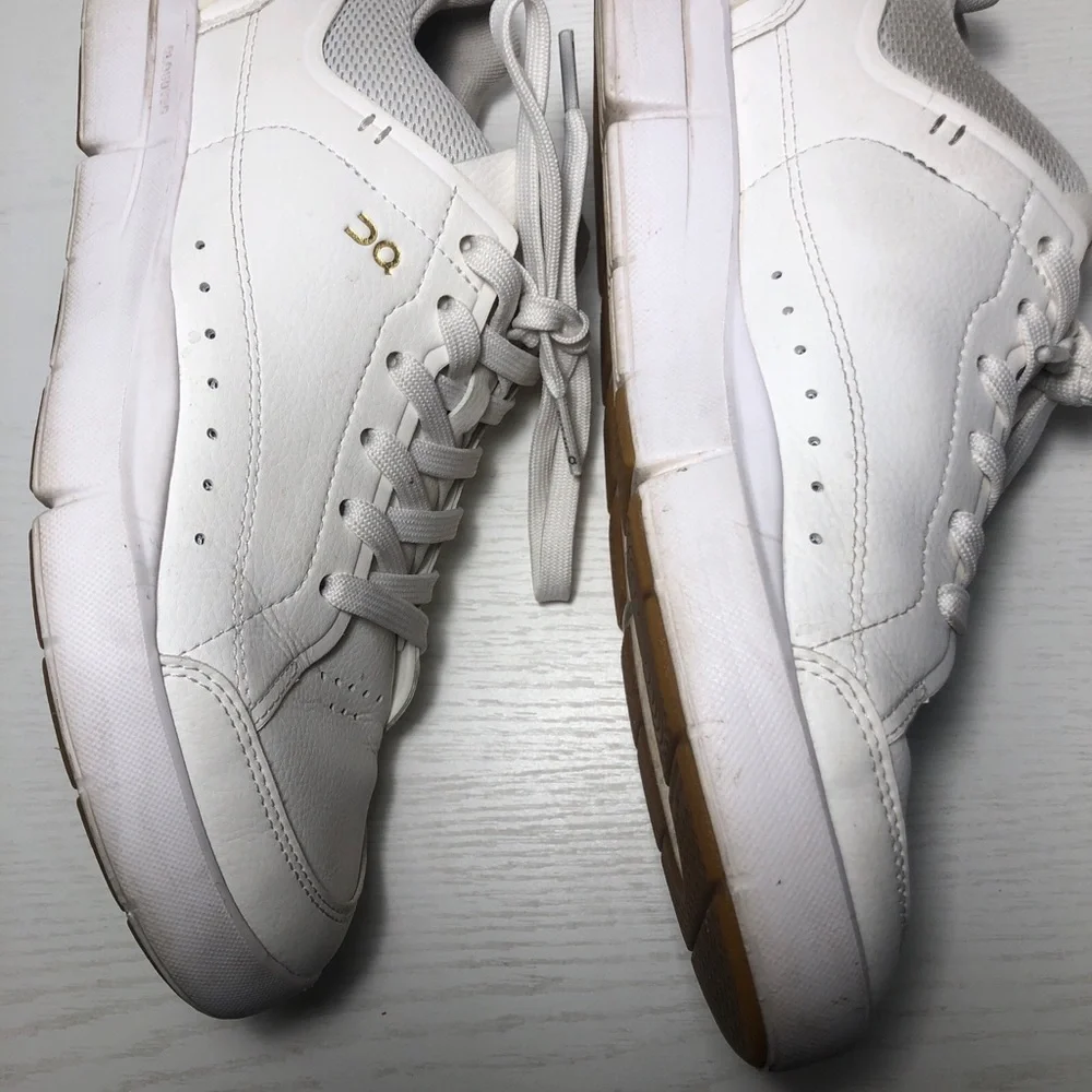 Women’s ON The Roger Centre Court white leather sneakers- Size 7.5